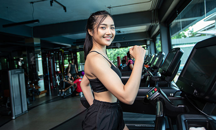 women-jogging-treadmill-gym-cardio